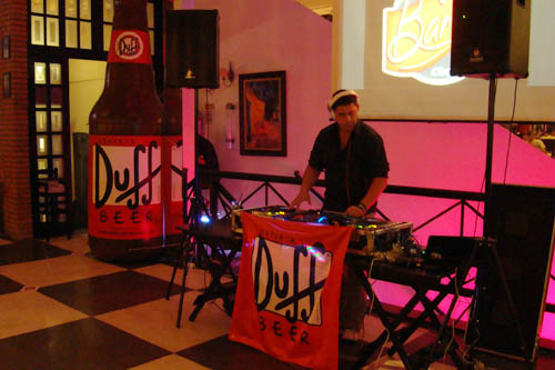 O DJ animou a festa.