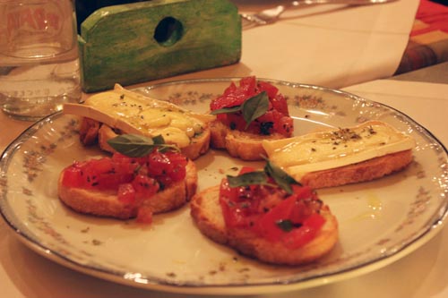 Bruschettas de tomate e manjericão e de queijo brie.