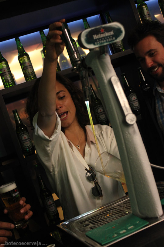 Heineken Latitudes: Alice Braga servindo chope.